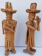 Bolivia. Riet gevlochten figuurtjes. 2 st. 25  cm., Ophalen
