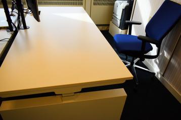 Bureau (Elektrisch vestelbaar) beschikbaar voor biedingen