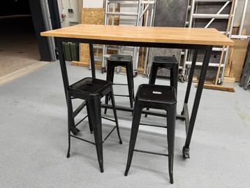 Verrijdbare bartafel met 4 stuks krukken beschikbaar voor biedingen