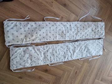 2 stootkussens bed/box wit grijs met sterren  beschikbaar voor biedingen