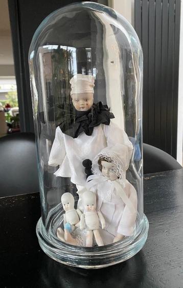Stolp met porseleinen poppetjes.  beschikbaar voor biedingen