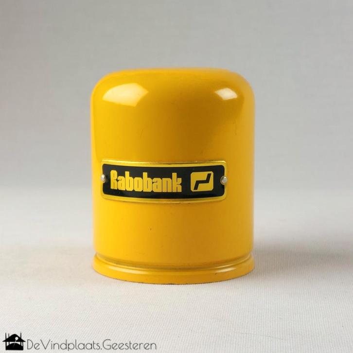 Vintage Rabobank spaarpot - knalgeel uit de jaren 70/80., Verzamelen, Spaarpotten, Zo goed als nieuw, Overige thema's, Metaal of Blik