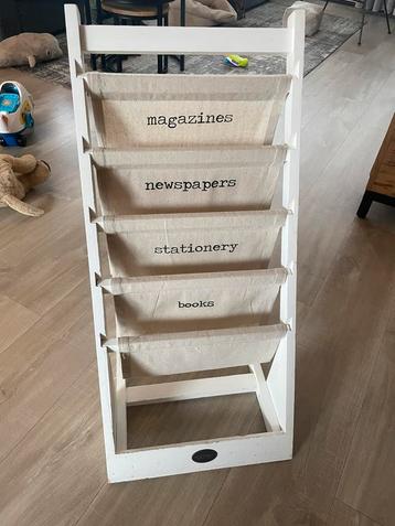 tijdschriften rek  beschikbaar voor biedingen