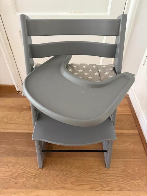 Tripp Trapp kinderstoel – goede staat (met tafelblad), Kinderen en Baby's, Kinderstoelen, Gebruikt, Meegroeistoel, Aanschuifbaar