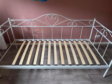 Meisje bed  beschikbaar voor biedingen