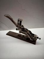 Antieke nietmachine, Verzenden, Zo goed als nieuw, Hout