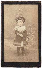 CDV - Kind Aparte Kleding Muts Hoed Foto Korfmacher Nijmegen, Gebruikt, Foto, Ophalen of Verzenden, Voor 1940