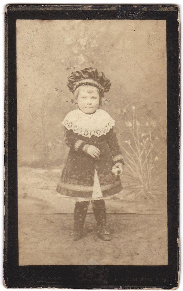 CDV - Kind Aparte Kleding Muts Hoed Foto Korfmacher Nijmegen, Verzamelen, Foto's en Prenten, Gebruikt, Foto, Kind, Voor 1940, Ophalen of Verzenden
