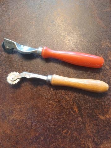 2 raderwieltjes met houten handvat beschikbaar voor biedingen