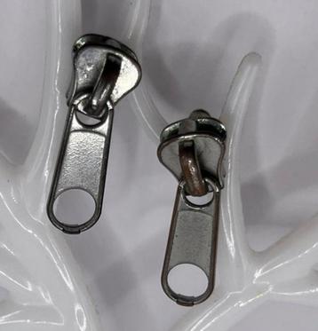 ZILVERKLEURIGE RITSSLUITING OORBELLEN NIEUW beschikbaar voor biedingen