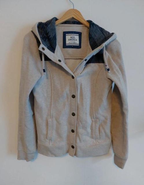 Fijn vest | Miss America | maat M, Kleding | Dames, Truien en Vesten, Zo goed als nieuw, Maat 38/40 (M), Beige, Ophalen of Verzenden