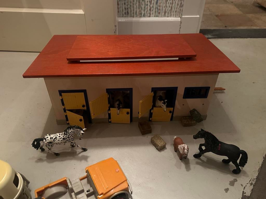 Schleich paardenstal met paarden en accesoires, Ophalen, Zo goed als nieuw