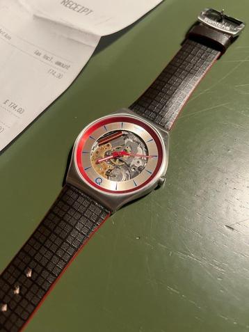Nieuw horloge Swatch Q - James Bond 007 - Q1 - Red edition