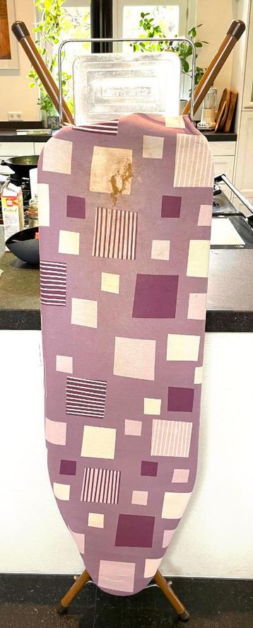 Brede strijkplank beschikbaar voor biedingen