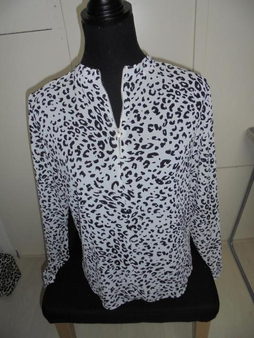 Witte blouse zwarte print Atmosphere maat 42, Kleding | Dames, Blouses en Tunieken, Zo goed als nieuw, Maat 42/44 (L), Wit, Ophalen of Verzenden