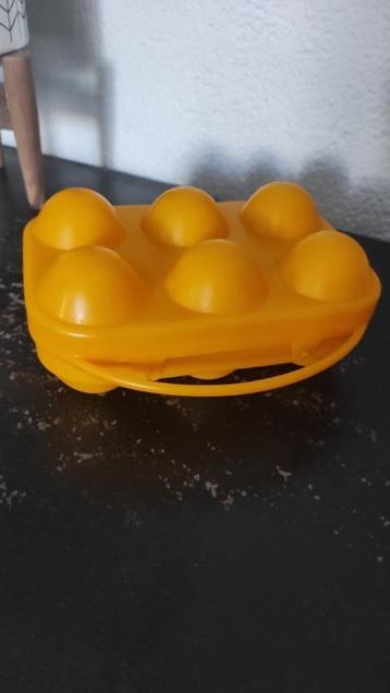 Vintage eierdoosje geel beschikbaar voor biedingen