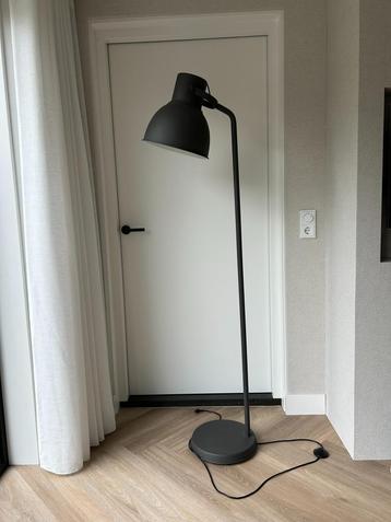 Staande lamp beschikbaar voor biedingen