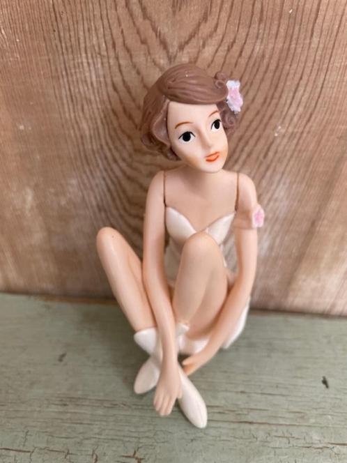 Beeldje zittend meisje met witte kleding. Roos in het haar., Verzamelen, Poppetjes en Figuurtjes, Zo goed als nieuw, Ophalen