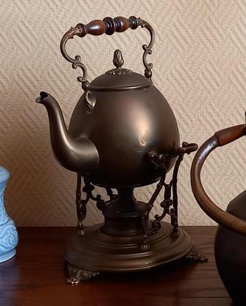 Antieke appelketel met onderstel beschikbaar voor biedingen