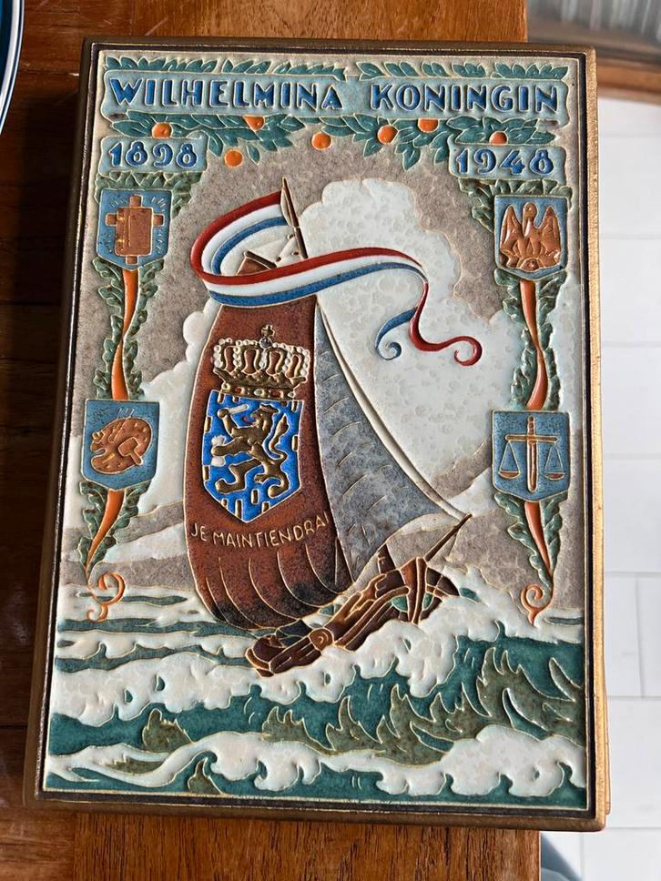 Porseleyne Fles cloisonné Plaquette Wilhelmina 1898-1948, Antiek en Kunst, Antiek | Wandborden en Tegels, Ophalen of Verzenden