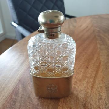 Prachtig geslepen heupfles met zilver beschikbaar voor biedingen