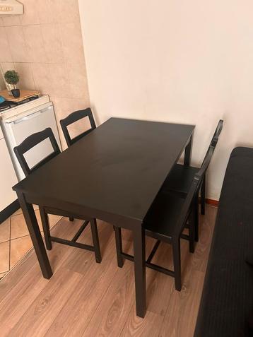 Kitchen desk with chairs beschikbaar voor biedingen