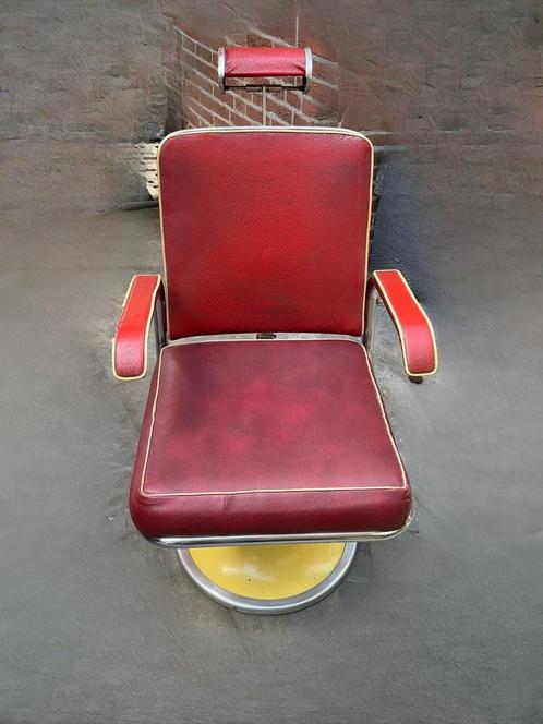 Kappersstoel barbierstoel retro vintage, Huis en Inrichting, Stoelen, Gebruikt, Twee, Kunststof, Metaal, Rood, Ophalen of Verzenden