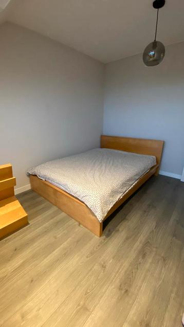 IKEA Malm bed 140x200 + bijpassend nachtkastje - afbeelding 1