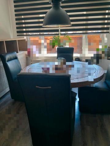 Compleet set kast tafel 4 stoelen  beschikbaar voor biedingen