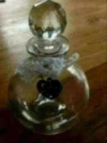 Sierflesje van glas beschikbaar voor biedingen