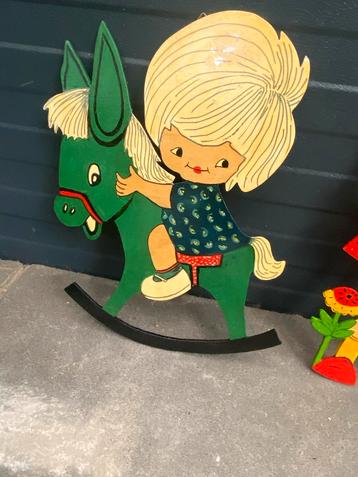 Vintage Houten Decoratie - Meisje op Schommelpaard beschikbaar voor biedingen