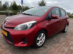 Toyota Yaris 1.5 Full Hybrid CVT 5DR 2014 Rood, Auto's, 1497 cc, 74 pk, 4 cilinders, Origineel Nederlands