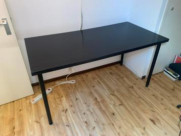 Zwart bureau beschikbaar voor biedingen