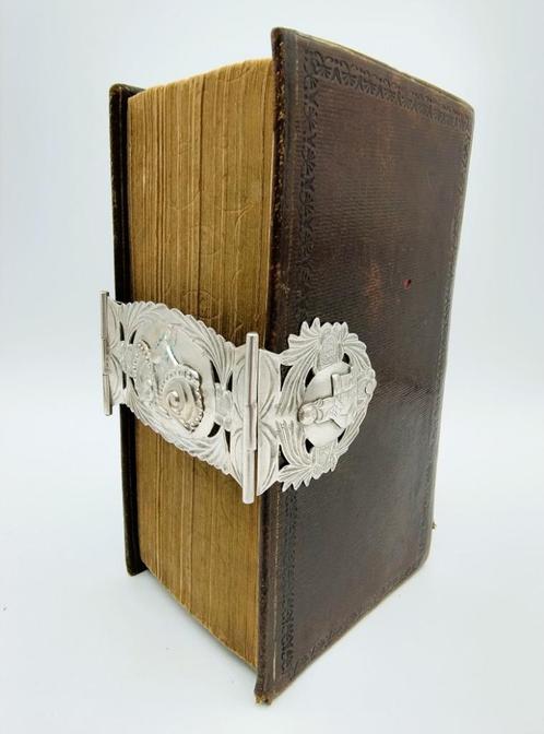 Bijbel met zilveren slot, T.W. Camming,  Sneek, 1838, Antiek en Kunst, Antiek | Boeken en Bijbels, Verzenden