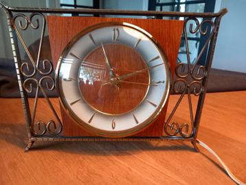 Vintage Tafelklok met Houten Achtergrond beschikbaar voor biedingen