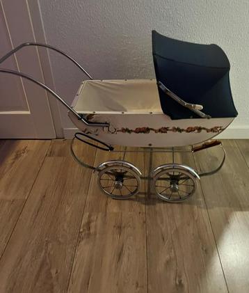 Poppenwagen met witte houten bak. Engels model met verende beschikbaar voor biedingen