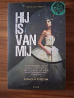 Chinouk Thijssen - Hij is van mij (Young Adult), Ophalen of Verzenden, Zo goed als nieuw