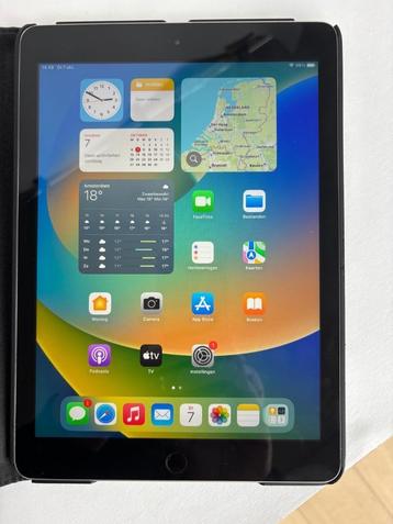 Apple iPad 5e Gen 32GB met luxe lederen hoes beschikbaar voor biedingen