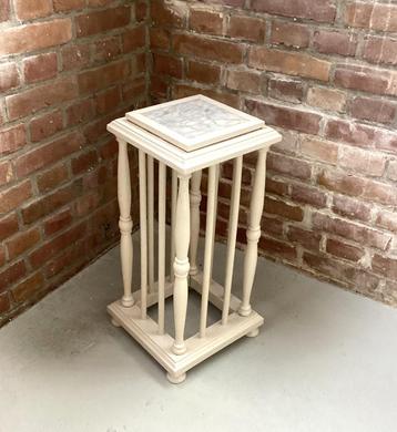 Vintage laag plantentafeltje met marmeren blad  beschikbaar voor biedingen