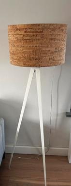 Staande lamp Zuiver wit met kurken kap izgs!, Huis en Inrichting, Lampen | Vloerlampen, Ophalen, Zo goed als nieuw, Metaal, 150 tot 200 cm