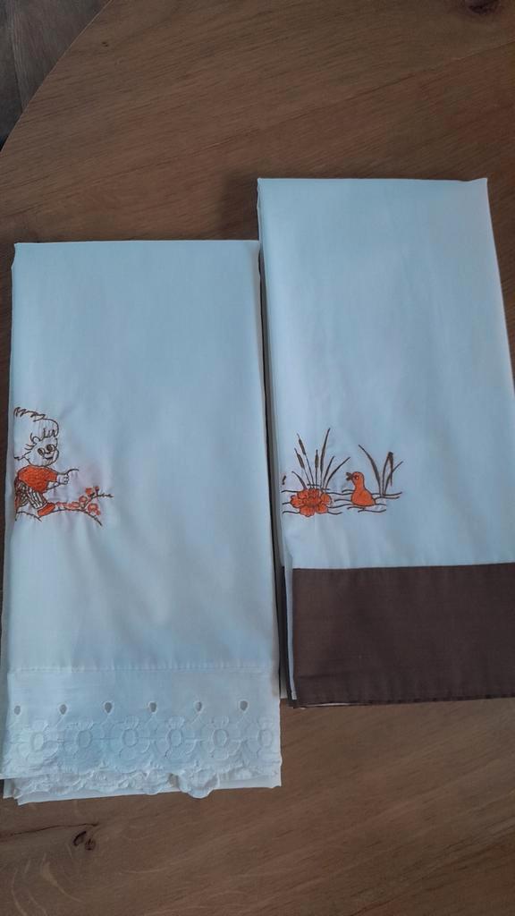 2 vintage ledikant lakentjes,geborduurde afb, 2 voor €7.50, Kinderen en Baby's, Kinderkamer | Beddengoed, Zo goed als nieuw, Wit