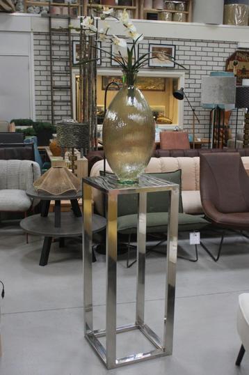 Metalen zuil met glazen vaas en kunst orchidee beschikbaar voor biedingen