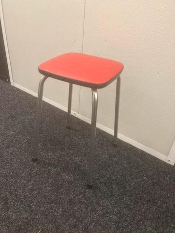 Set van twee vintage krukjes beschikbaar voor biedingen