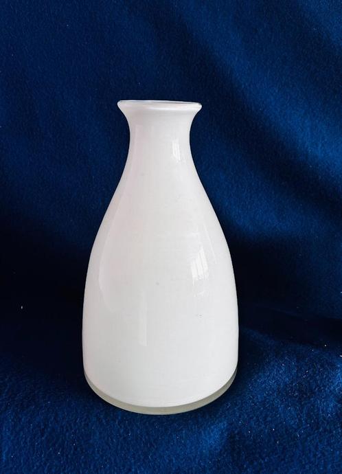 Verzenden kan Hysteria Vaas 18,5 h Gemerkt wit melkglas, Antiek en Kunst, Antiek | Glas en Kristal, Ophalen