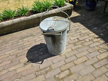 Zinken vuilnisbak beschikbaar voor biedingen