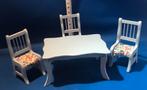 Poppenhuis 1 eet tafel met 3 stoelen, Verzamelen, Poppenhuizen en Toebehoren, Ophalen, Zo goed als nieuw, Poppenhuis