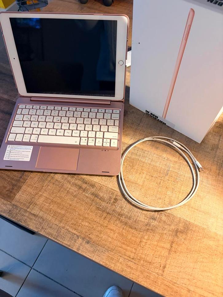 Roze iPad 8e generatie (2020) 128GB + Toetsenbord, Computers en Software, Apple iPads, Zo goed als nieuw, Apple iPad, Wi-Fi, 10 inch