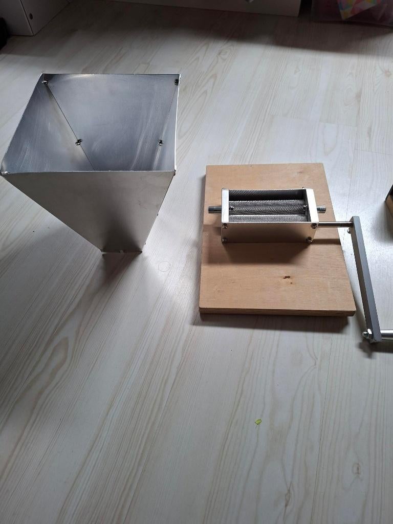 Schrootmolen Malt Muncher met verstelbare rvs rollen, Hobby en Vrije tijd, Overige Hobby en Vrije tijd, Ophalen, Gebruikt