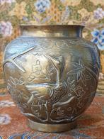 Mooie zware antieke Chinese vaas van brons met dieren 13 cm.
