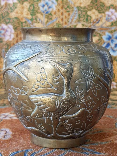 Mooie zware antieke Chinese vaas van brons met dieren 13 cm., Antiek en Kunst, Antiek | Vazen, Ophalen of Verzenden